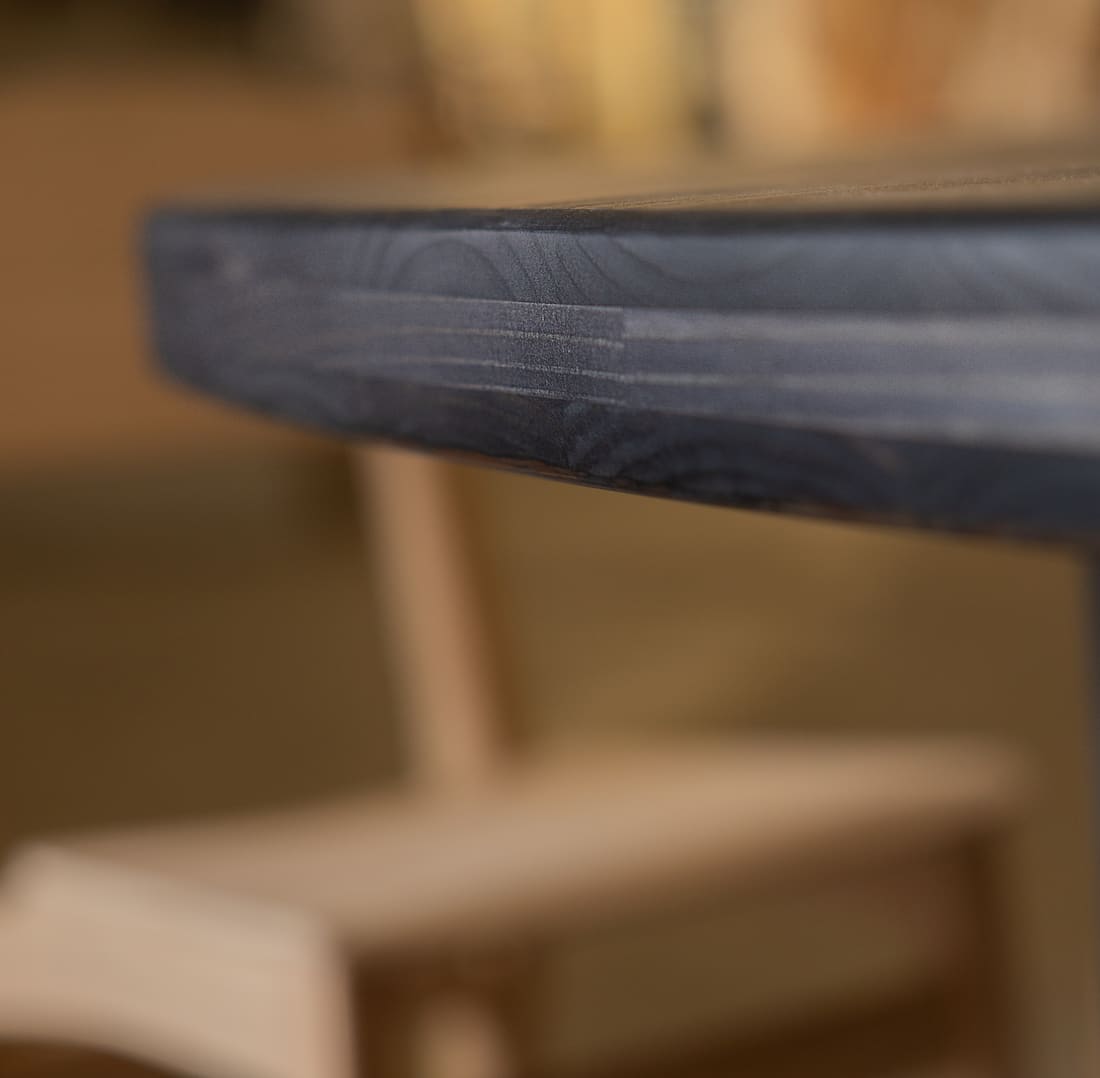 Borde de la mesa junto a una silla