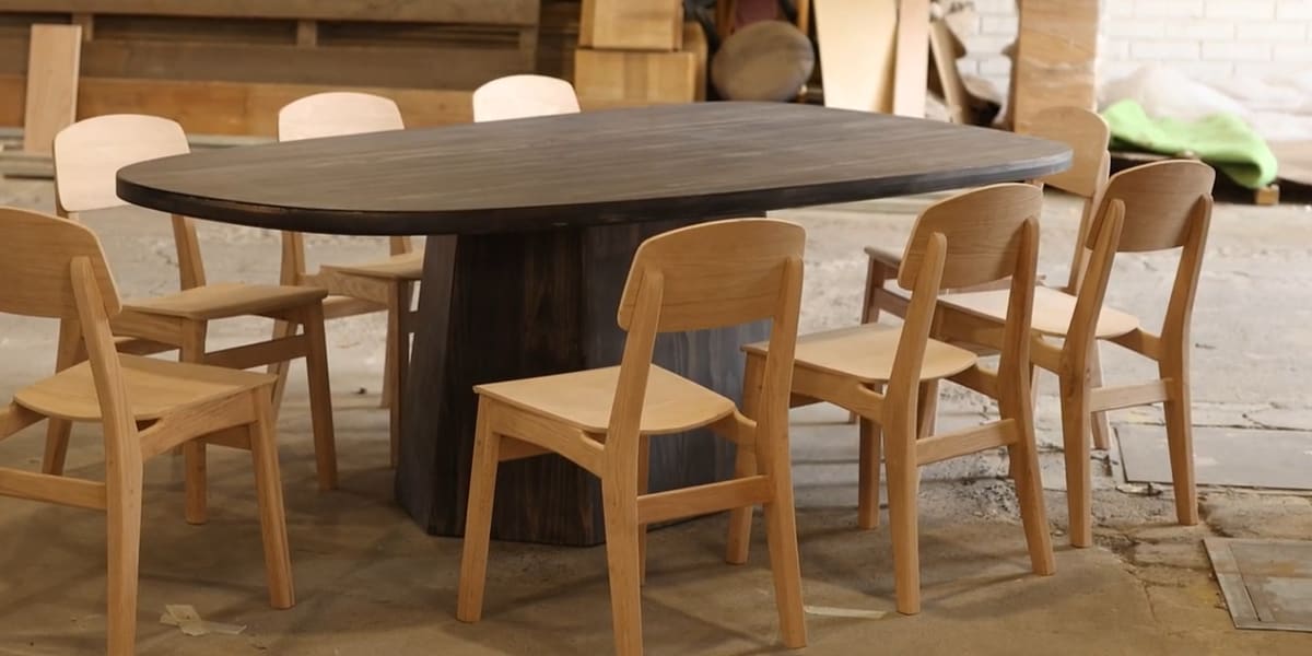 Mesa KOU con sillas