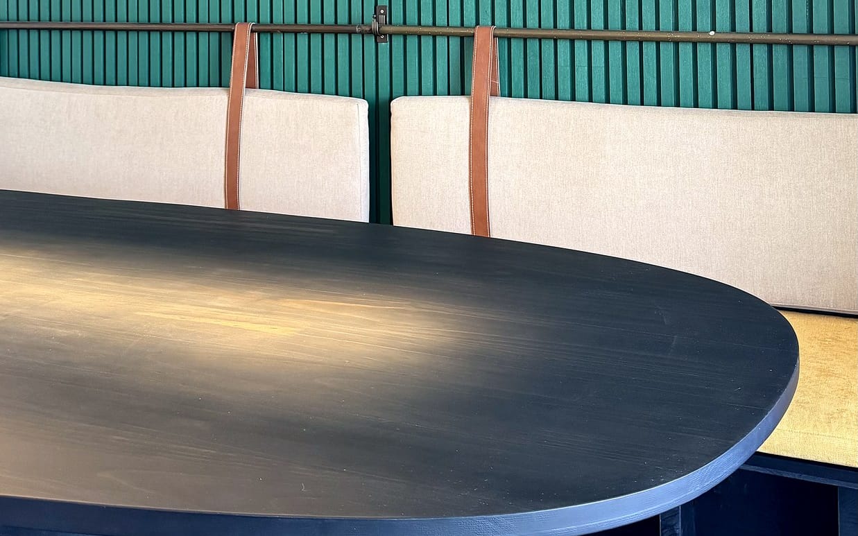 Mesa KOU en comedor de diseño
